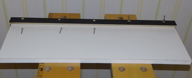 Keilleiste mit vorgebohrten/versenkten Lchern fr fnf 30mm Spanplattenschrauben Schrauben DSCI0123.JPG