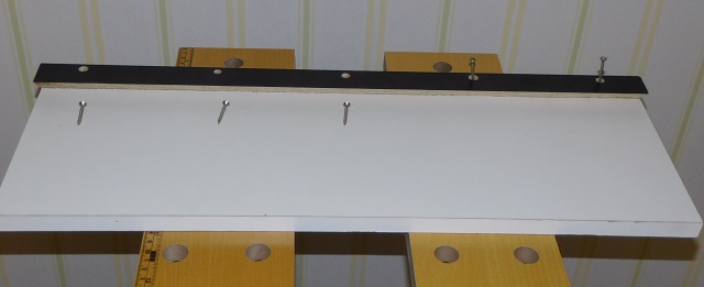 Keilleiste mit vorgebohrten/versenkten L�chern f�r f�nf 30mm Spanplattenschrauben Schrauben DSCI0123.JPG