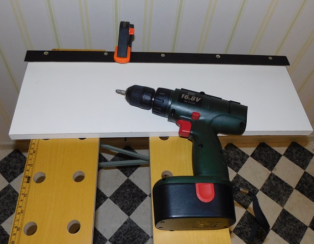 Keilleiste an R�ckwand sichern und festschrauben DSCI0124.JPG