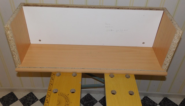 R�ckwand auf Unterteil leimen und verschrauben DSCI0128.JPG