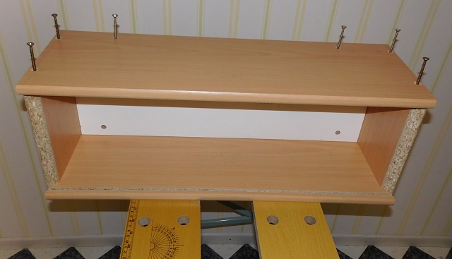 Oberteil auf Seitenw�mde und R�ckwand aufsetzen, leimen und verschrauben DSCI0129.JPG