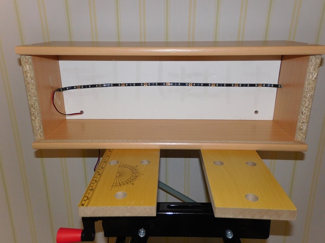 60cm-LED-Streifen, provisorisch eingeklebt DSCI0137.JPG