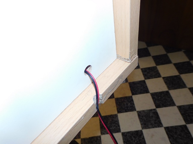 Stromlitzen durch 10mm Bohrung in der R�ckwand herausgef�hrt DSCI0138.JPG
